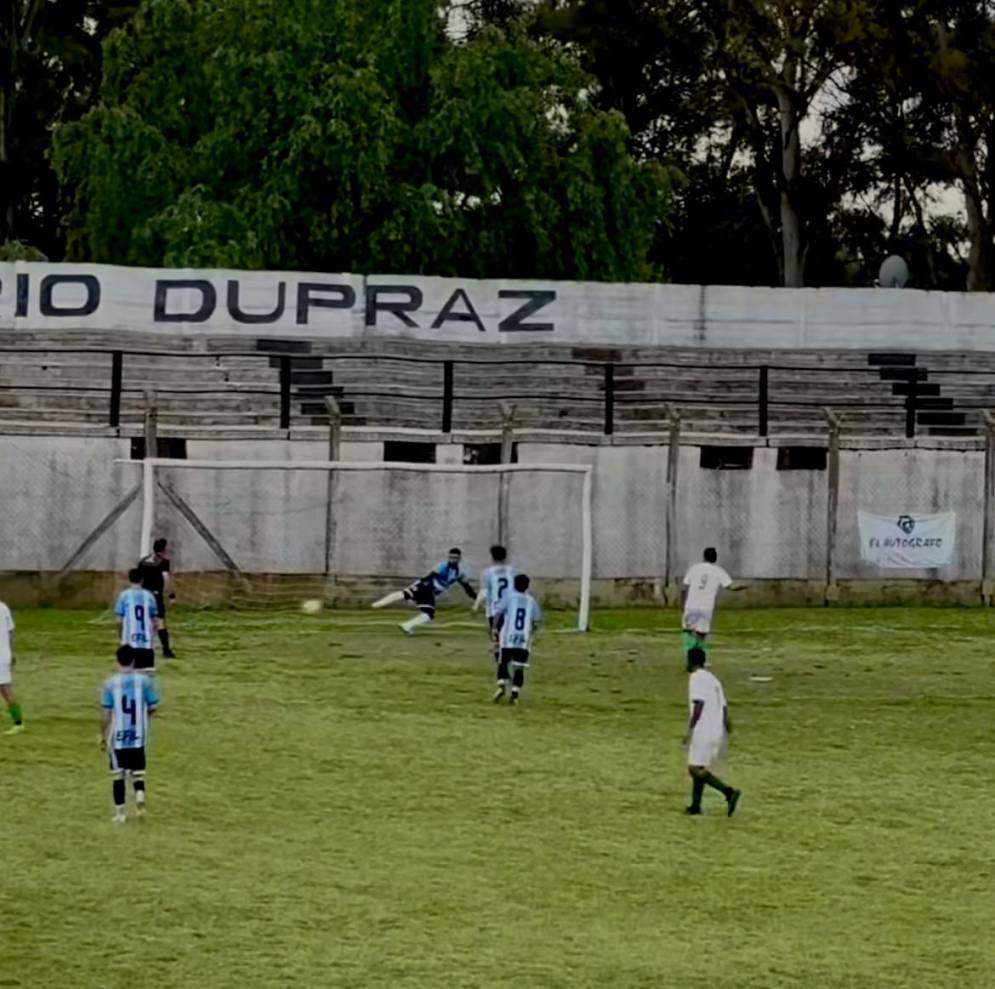 "Bicho" Rossi abre el marcador de penal (FOTO: Captura video de Instagram @uribe_futbolmayor)