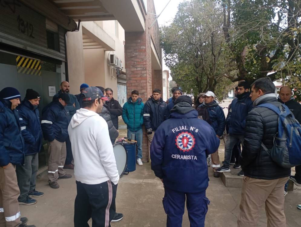 Los delegados en la sede local del Ministerio de Trabajo.
