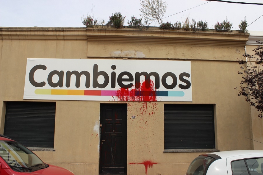 La carteler&iacute;a del bunker da&ntilde;ada con pintura. 