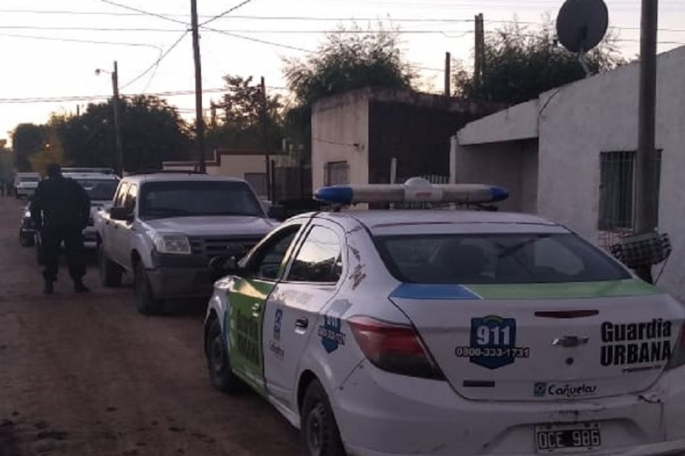 Los m&oacute;viles de la Guardia Urbana en el operativo.