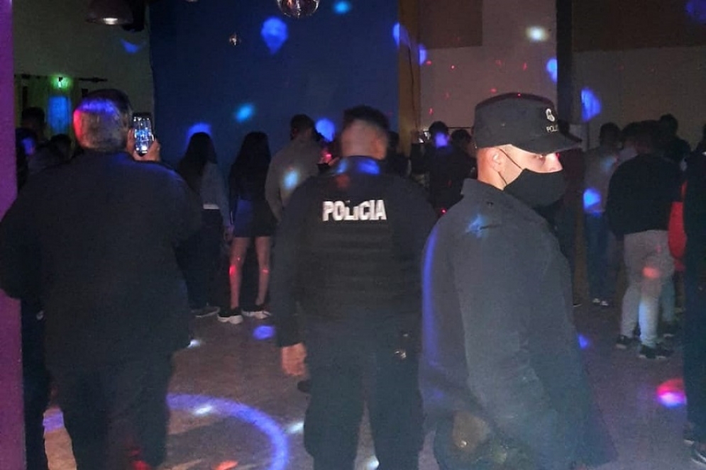 "Por desgracia las fiestas clandestinas son frecuentes y vamos a seguir con los operativos"