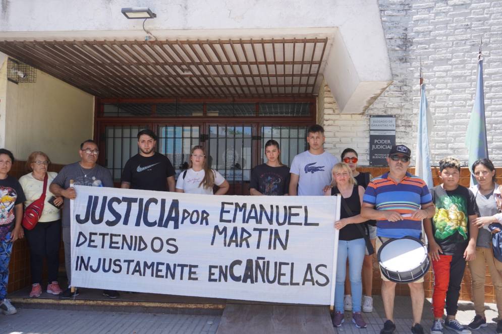 Familiares, amigos y allegados marcharon a la Fiscal&iacute;a N&ordm; 1.