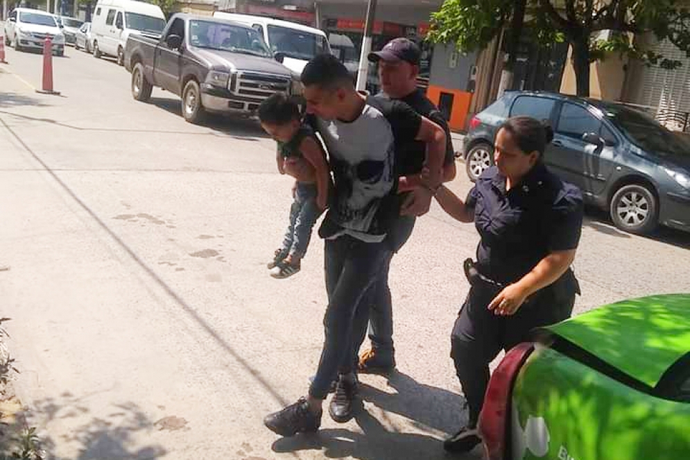 Ferras ingresando detenido a la Comisaria 1&ordf;, con el beb&eacute; en brazos. 