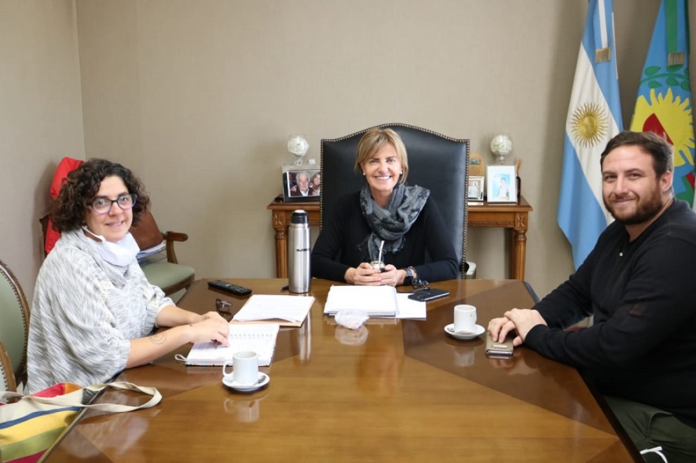 Marta Ferraro, titular de H&aacute;bitat, la intendenta Fassi y el legislador Fagioli.