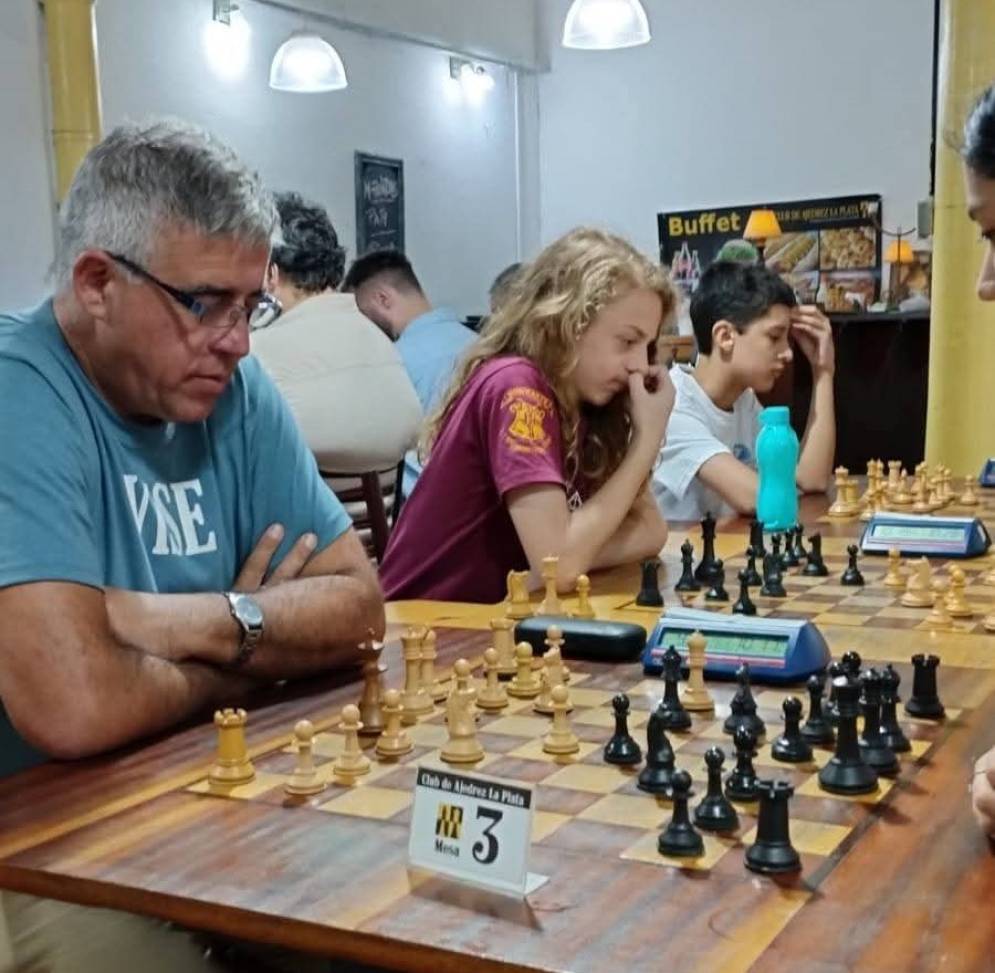 Hern&aacute;ndez, concentrado en la partida.