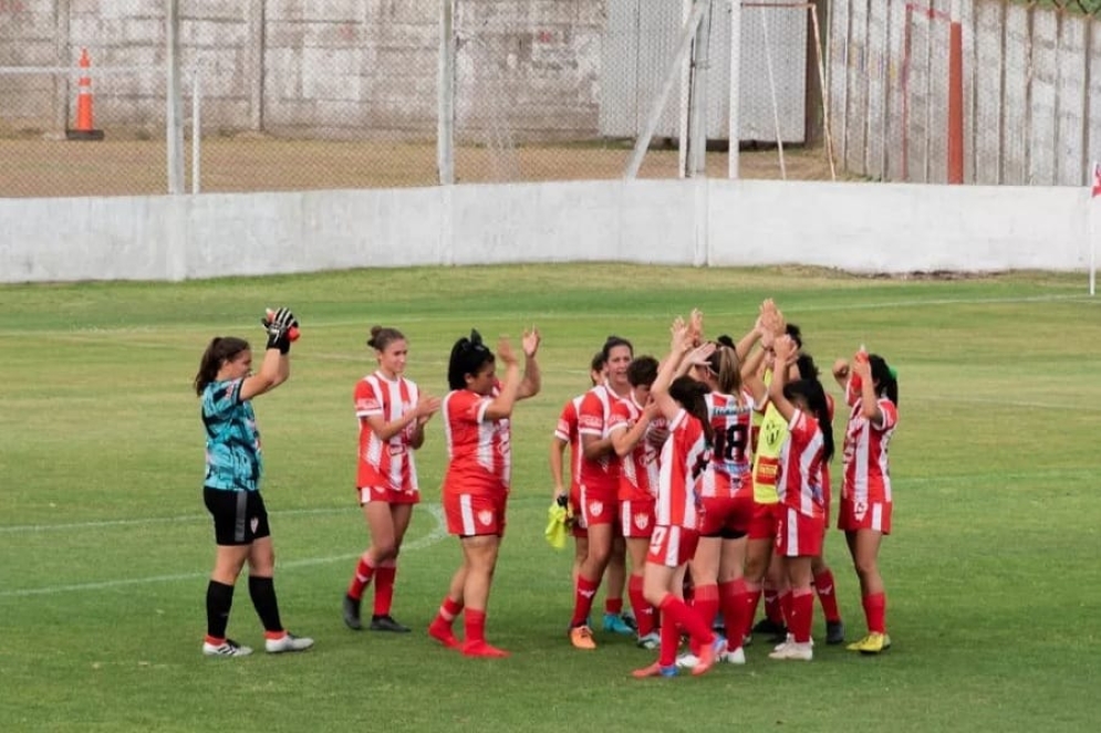 Manos arriba para saludar a los hinchas, familiares y amigas que acompa&ntilde;aron al equipo.