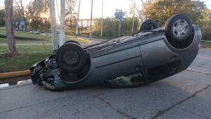 El Golf, volcado en la esquina del Skate Park.