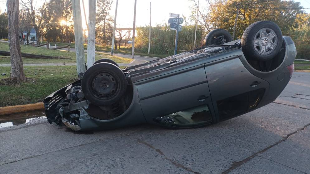El Golf, volcado en la esquina del Skate Park.