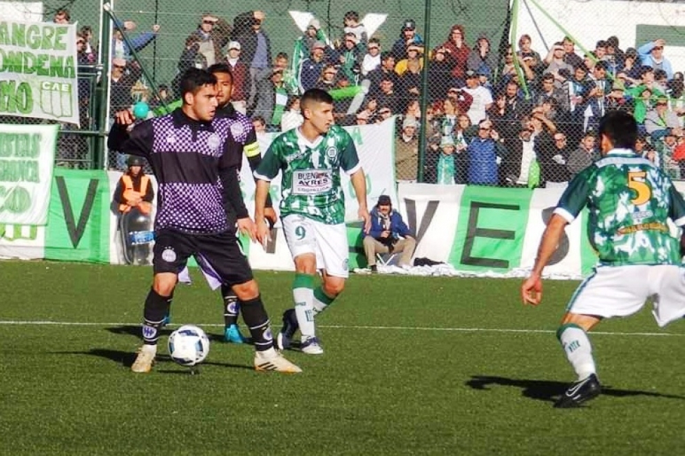R&iacute;os, vistiendo la camiseta de Sacachispas, en acci&oacute;n frente a Excursionistas. 