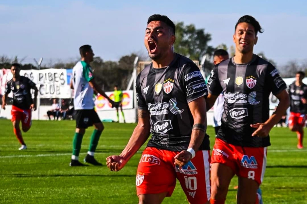Claudio "Beto" Acosta, el artillero y figura de la tarde. (FOTO: Jonathan Arga&ntilde;araz).
