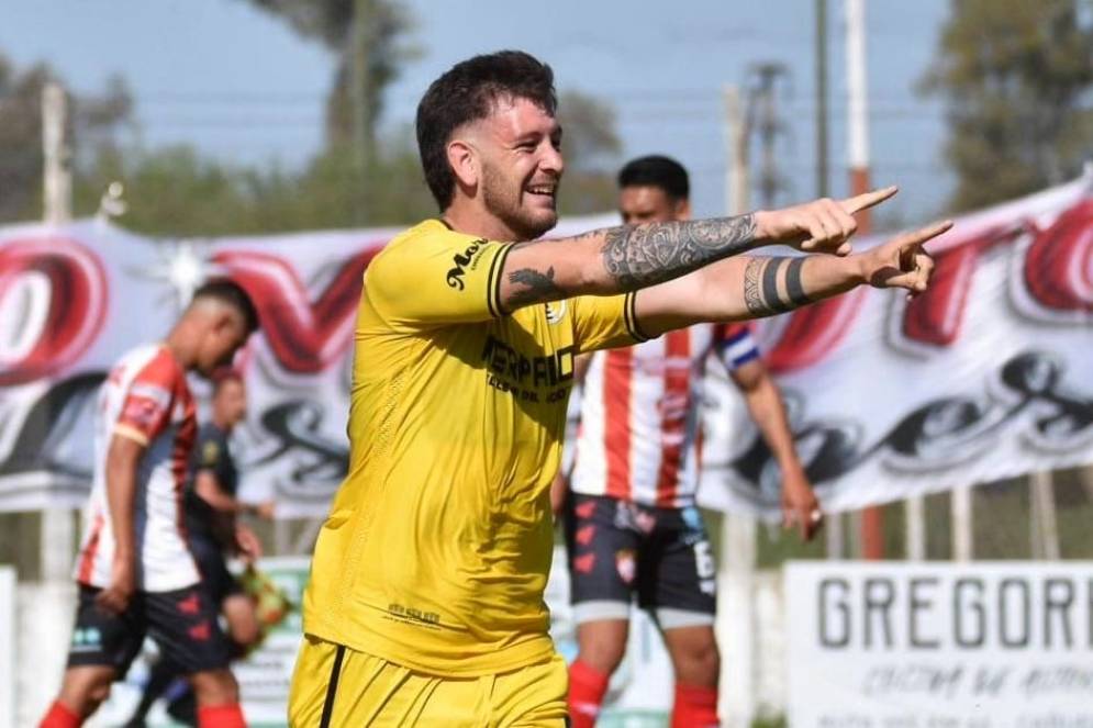 Constantino gritando el &uacute;nico gol de la tarde. (FOTO: @prensacomu).