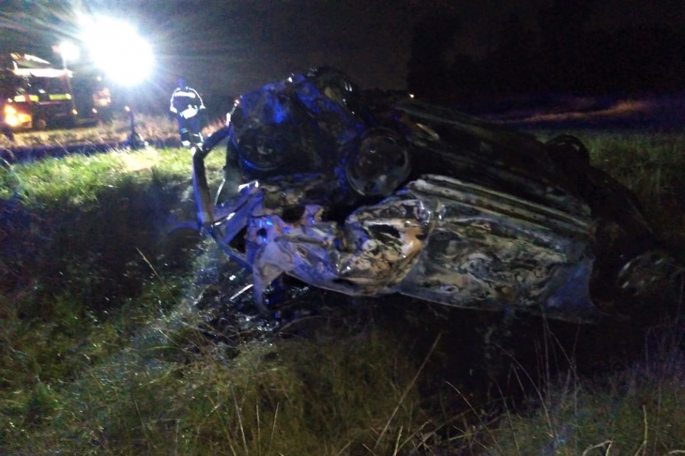 La EcoSport carbonizada en el parquizado adyacente a la ruta.