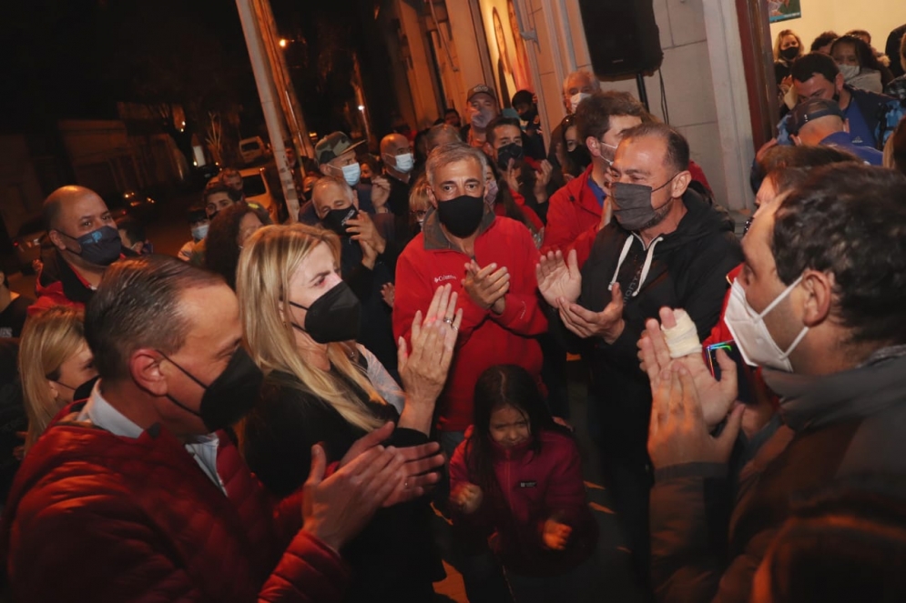 Fassi, Arrieta y los candidatos en el local partidario de Avenida Libertad.