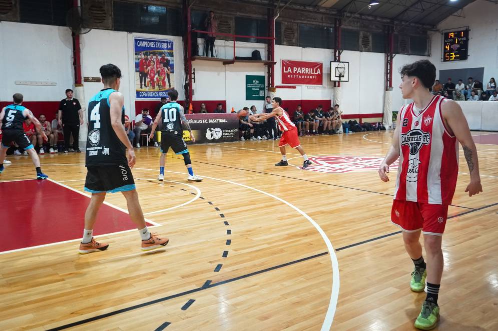 Le&oacute;n conduciendo desde la base. 