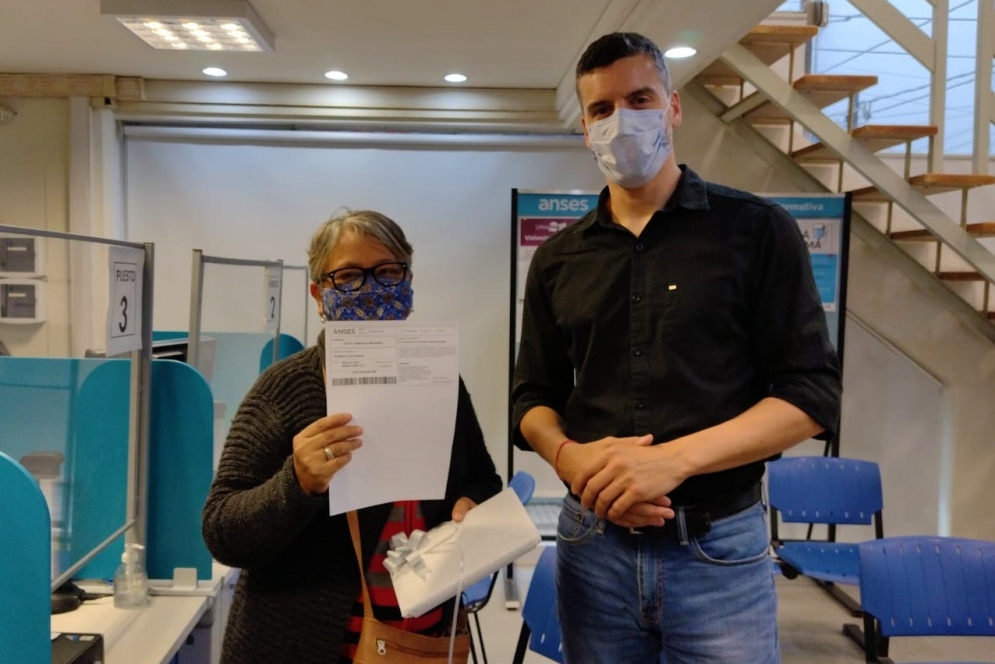 Ducasse junto a una de las beneficiadas por el programa que se acababa de inscribir.