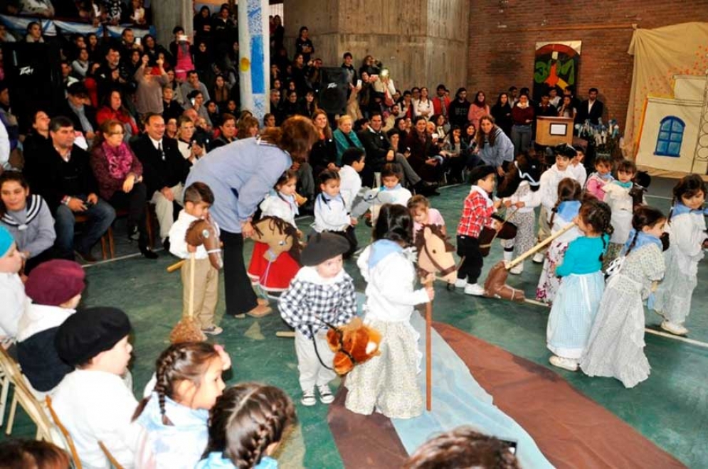 La intendenta Fassi particip&oacute; de los festejos del 9 de julio en la Escuela Estrada