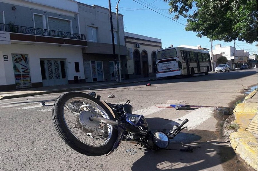 Una moto impact&oacute; contra un colectivo en Basavilbaso y Libertad