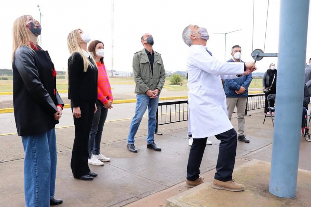 Un funcionario sanitario  iz&oacute; la bandera nacional.