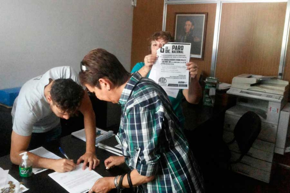 Graciela Perazzo, secretaria general de ATE, en el momento que fue recibida por personal administrativo del HCD. 