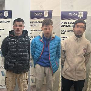 Los tres acusados, esposados en la dependencia policial.