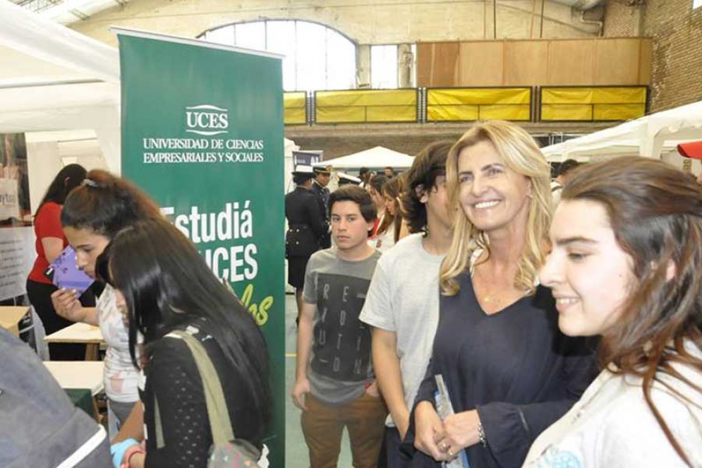 Fassi recorriendo la muestra Definiendo Tu Futuro organizada por el Rotary de Ca&ntilde;uelas. 