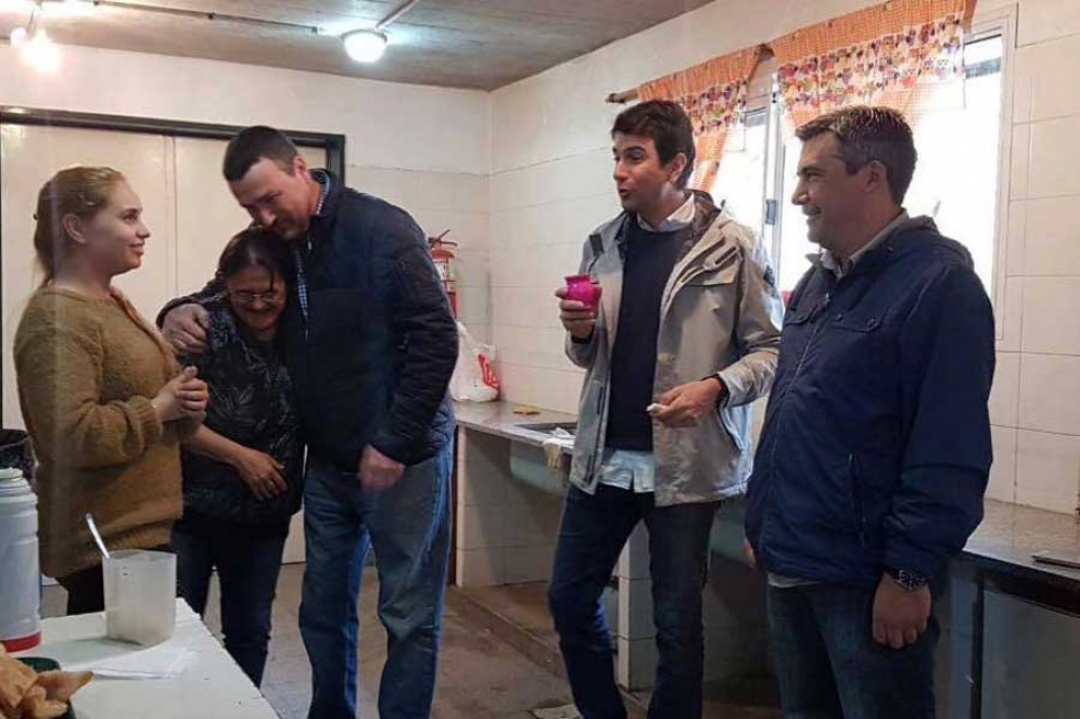 Los concejales Santiago Mac Goey y Carlos &Aacute;lvarez tomando mate en la cocina de la Escuela N&deg;34 junto al titular del Renaper, Juan Jos&eacute; D'Amico.