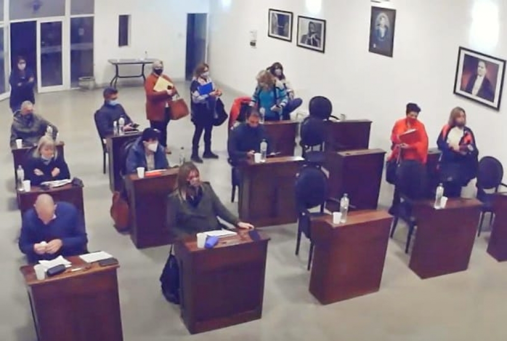 El momento exacto donde los ediles opositores se retiran del recinto. 