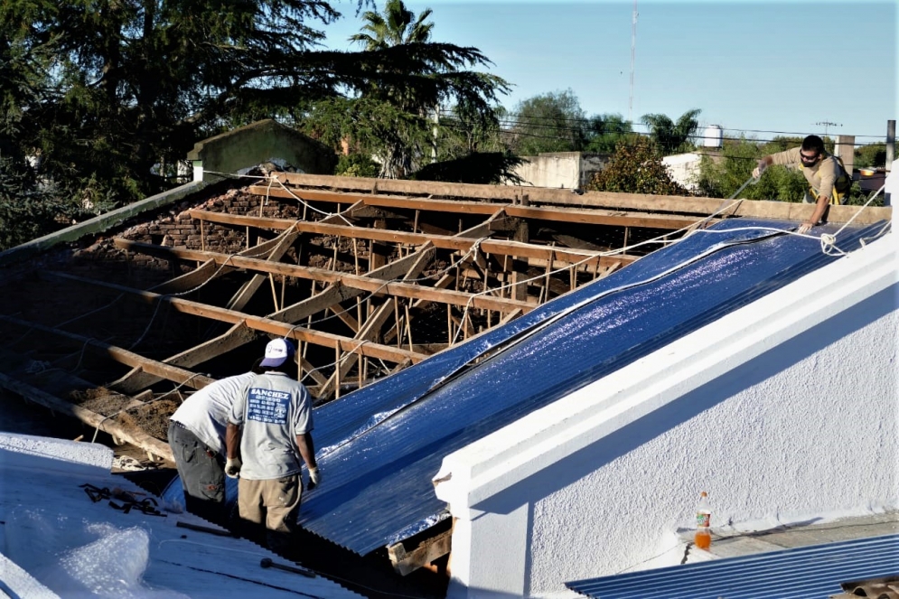 Los constructores renovando la cubierta del sector C&aacute;ceres.