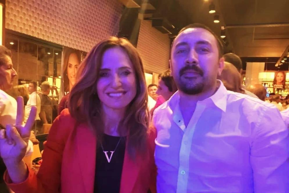 Cristian Casta&ntilde;eda junto a la precandidata a gobernadora provincial, Victoria Toloza Paz.