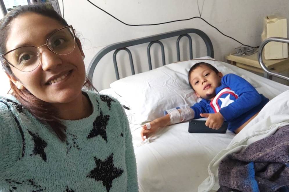 Ciro con su mami, en el hospital platense de ni&ntilde;os. 