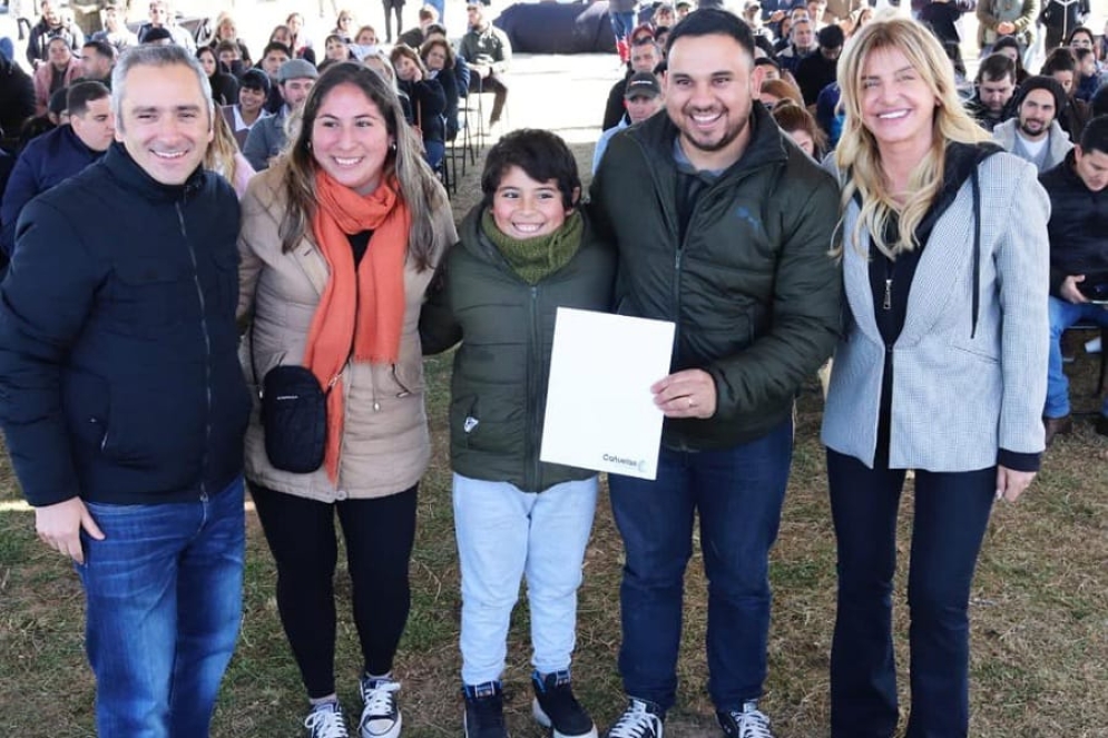Se realiz&oacute; la entrega de los boletos de compra venta y lotes a las familias que resultaron sorteadas.