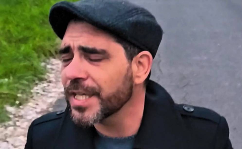 I&ntilde;iguez en el videoclip de "Adi&oacute;s".