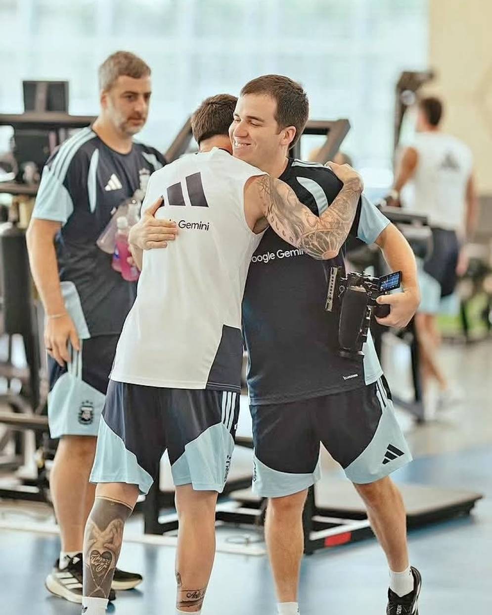 Recibiendo el saludo de Messi. Se dedica a la cobertura de grandes eventos.