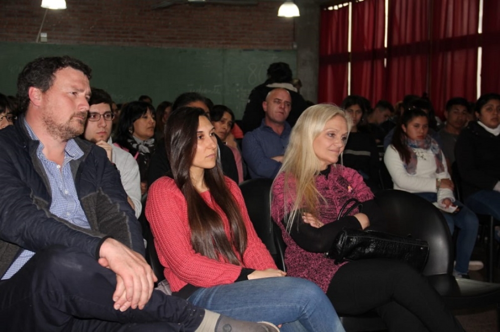 El candidato a intendente, Santiago Mac Goey, la candidata a concejal Natalia Schessler y la presidenta del Consejo Escolar, Ver&oacute;nica Iozzolino durante la charla. 