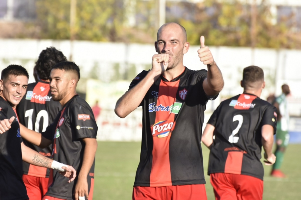 S&aacute;nchez festeja su gol.