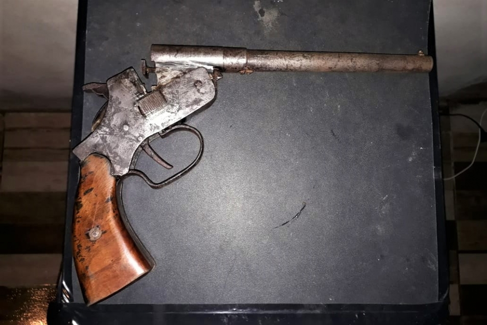 El pistol&oacute;n secuestrado en la casa de San Juan.