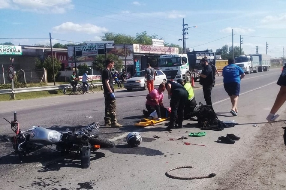 Joven motociclista que fue arrollado por un cami&oacute;n en Uruguay y 205.