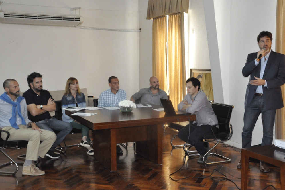 El director del CEM, Mat&iacute;as Barroetave&ntilde;a, durante la presentaci&oacute;n del estudio en el municipio.