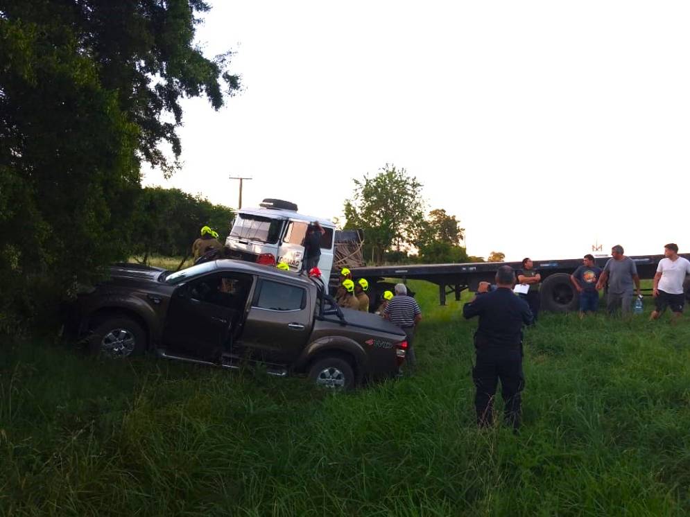 La Alaskan y el Iveco, en el zanj&oacute;n de la banquina contraria.