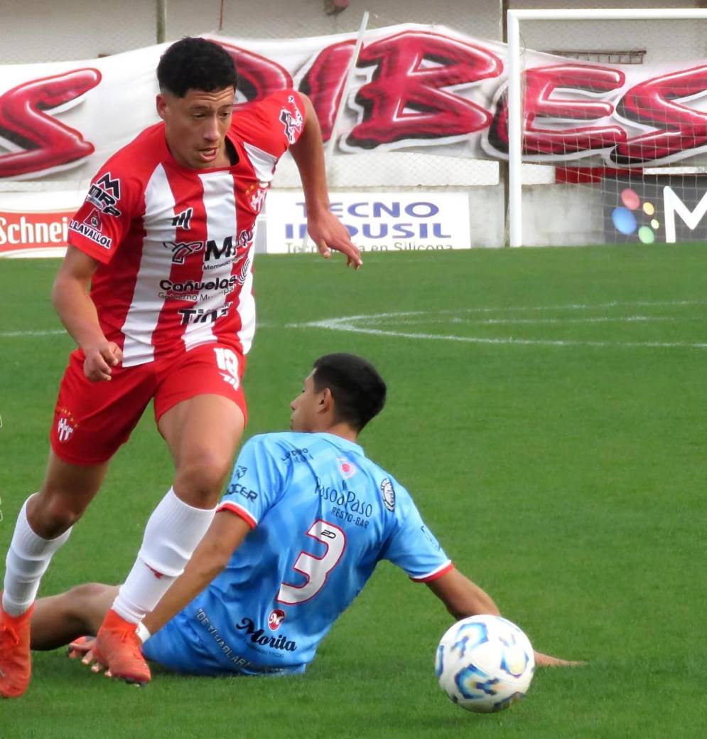 Laurito intentando por el costado. Ph: Javi&nbsp;Morales.