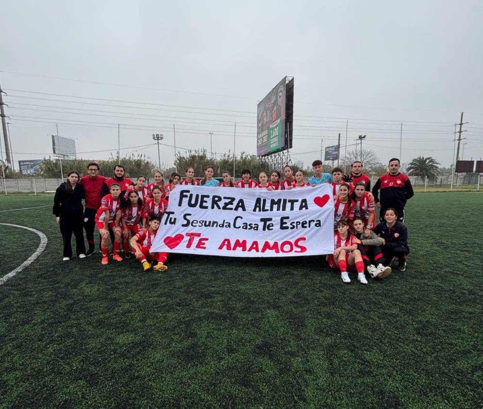 El plantel y el apoyo a una compa&ntilde;era de equipo que sufri&oacute; una p&eacute;rdida familiar. (FOTO: Instagram @femeninocfc).