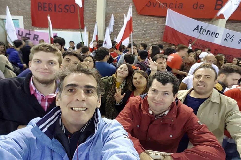 P&eacute;rez Armari junto a otros militantes radicales. 