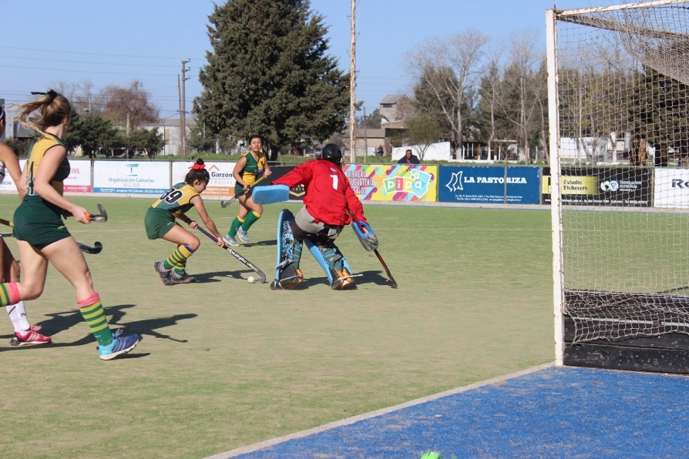 Julieta Sosa, mano a mano ante la arquera rival.