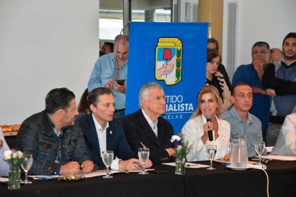 Men&eacute;ndez, Gray, Gioja, Fassi y Arrieta en la mesa principal del c&oacute;nclave justicialista.