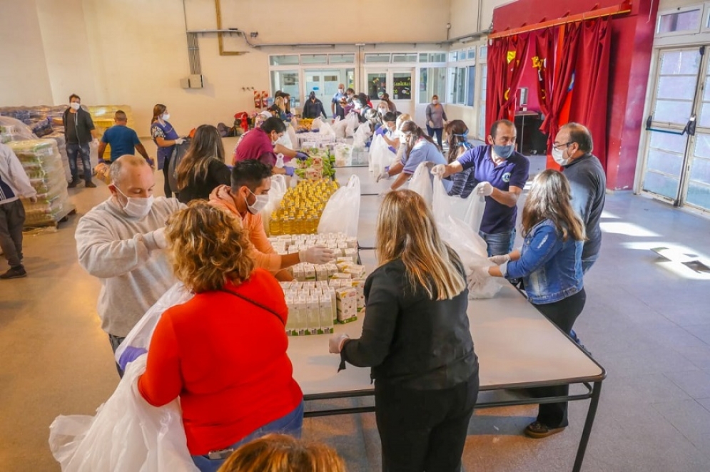 Los voluntarios armando bolsones de alimentos en la media N&deg;2