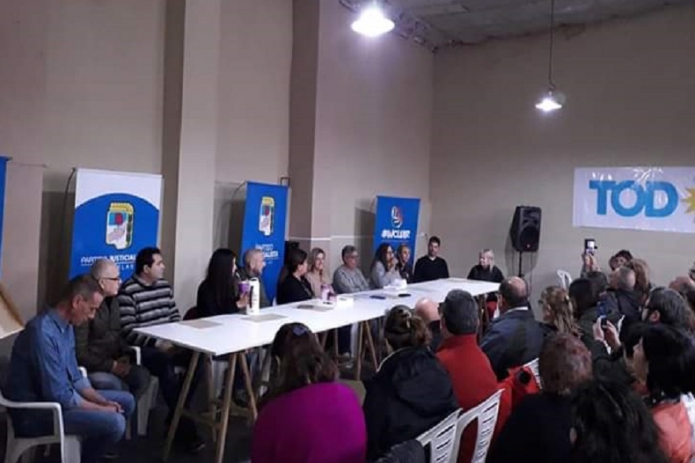 Rasquetti, tomando mates, entre Mazzanti y Godoy.