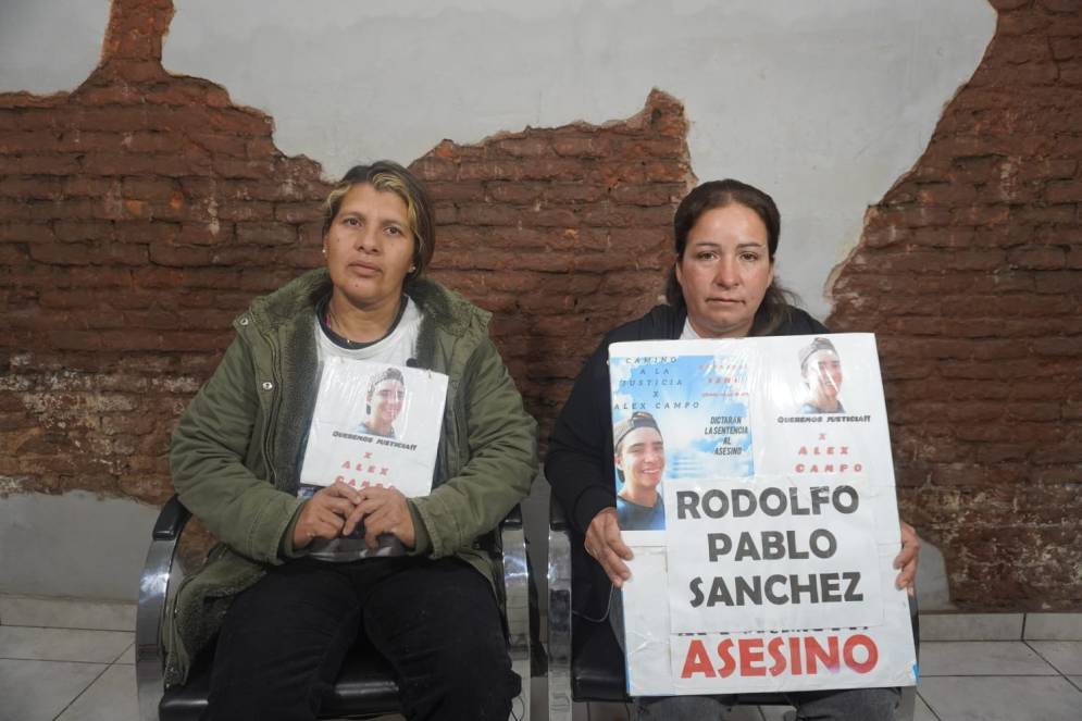 Coronel, amiga de la familia, y la mam&aacute; de Alex Campo.