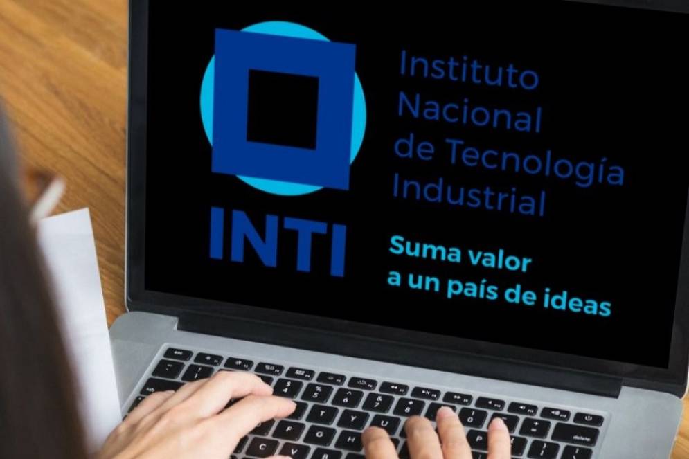 Fassi junto a Sandra Mayol, visitando una f&aacute;brica de electrodom&eacute;sticos del Parque Industrial.