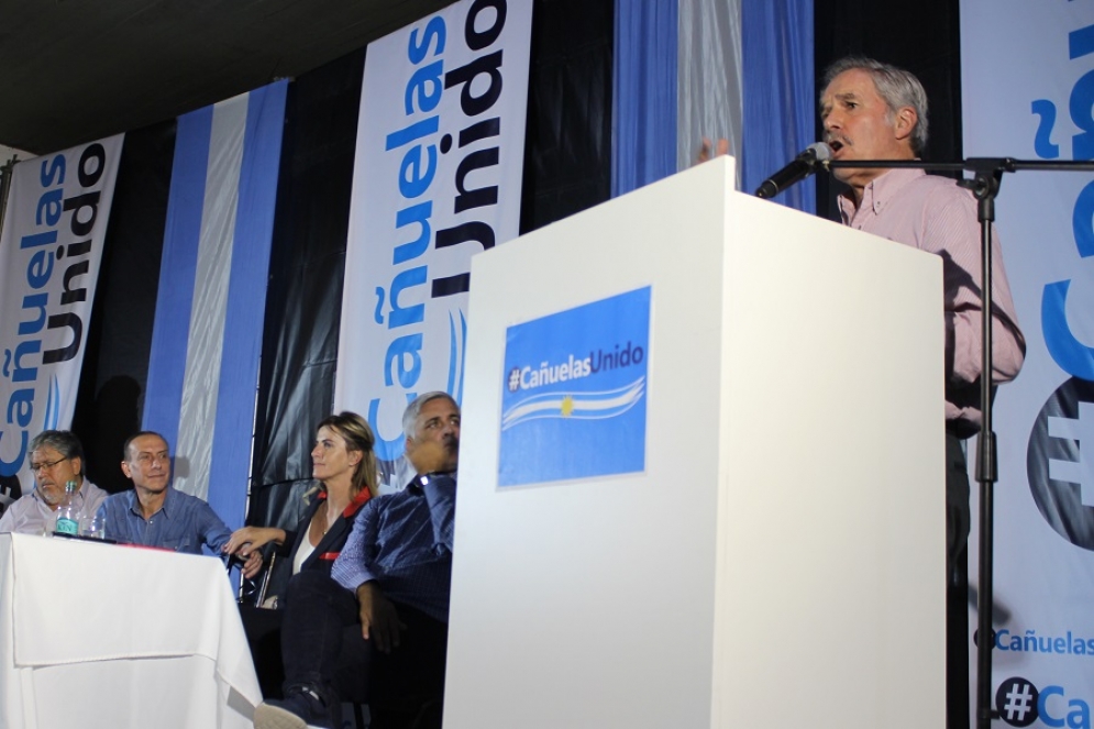 Felipe Sol&aacute; dando su discurso ante la mirada del panel. 