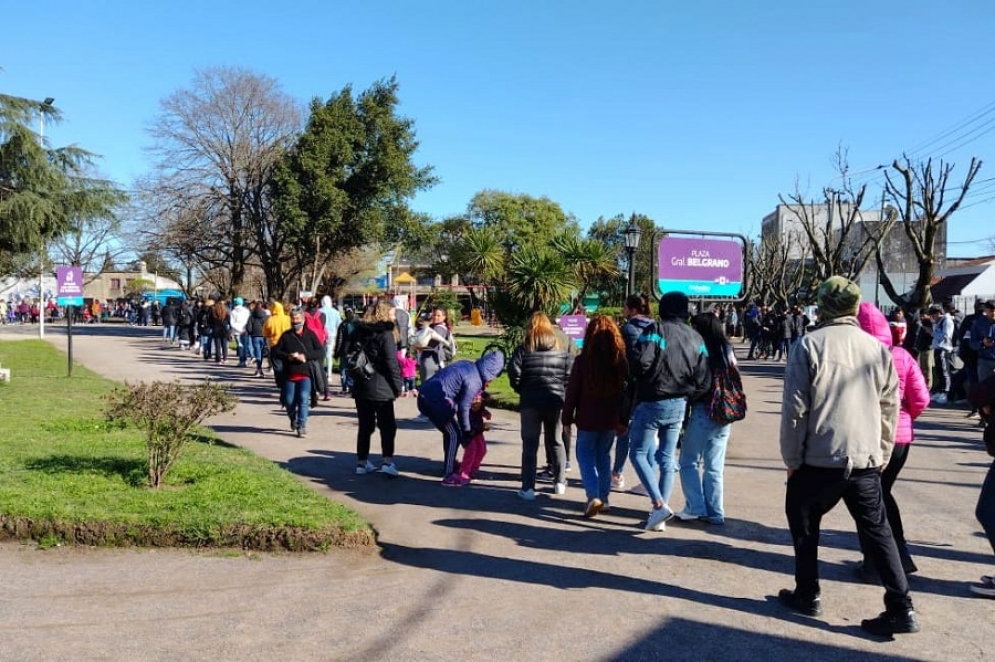 Extensa hilera en el contorno de la plaza c&eacute;ntrica.